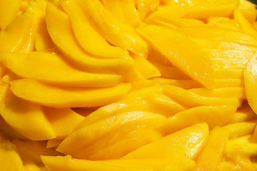 sliced mangos