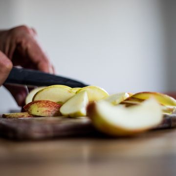 hombre cortando una manzana