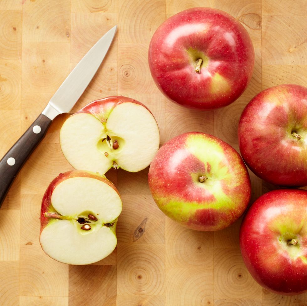 slicing apples
