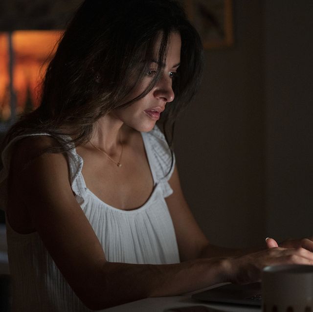 sexlife l to r sarah shahi as billie connelly in episode 101 of sexlife cr amanda matlovichnetflix © 2021