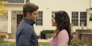 sexlife l to r mike vogel as cooper connelly and sarah shahi as billie connelly in episode 107 of sexlife cr amanda matlovichnetflix © 2021