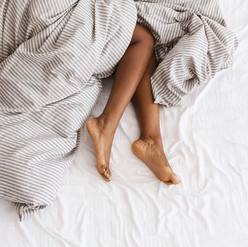 vrouwen benen in een onopgemaakt bed
