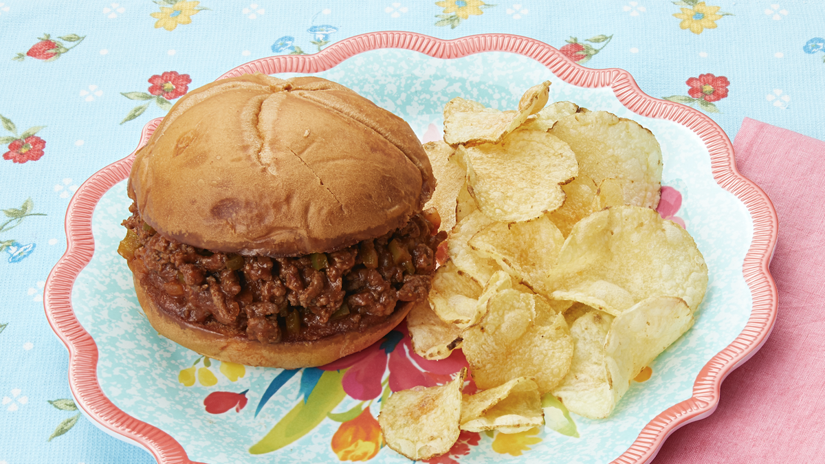 https://hips.hearstapps.com/hmg-prod/images/sloppy-joes-1597263789.png?crop=1xw:0.6966xh;center,top&resize=1200:*