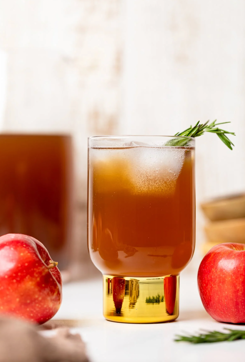 https://hips.hearstapps.com/hmg-prod/images/slow-cooker-apple-cider-658afb617311c.png?crop=1.00xw:0.677xh;0,0.243xh&resize=980:*