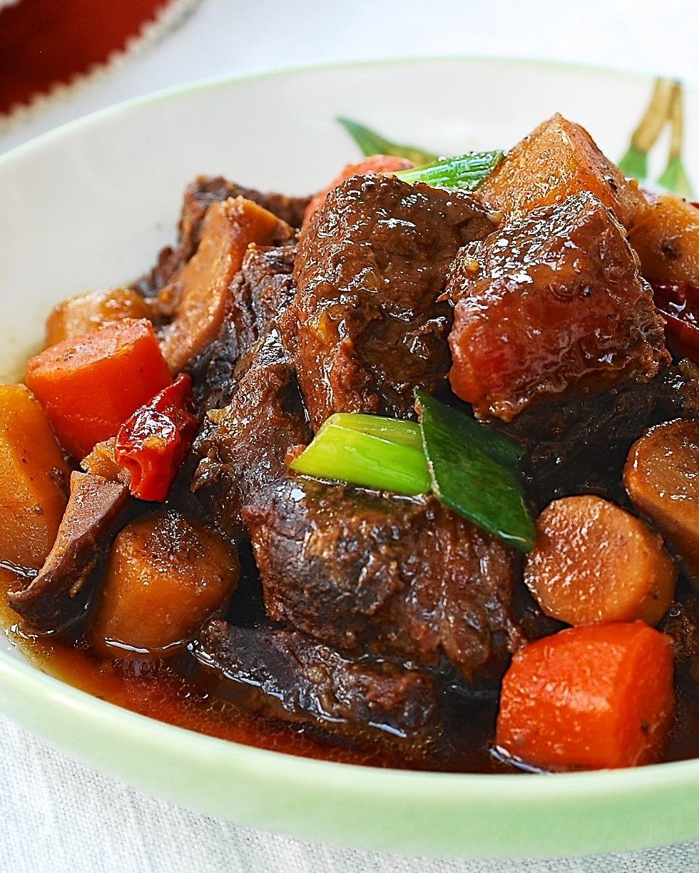 https://hips.hearstapps.com/hmg-prod/images/slow-cooker-beef-recipes-braised-beef-shank-1651177074.jpeg?crop=0.5356673960612691xw:1xh;center,top&resize=980:*