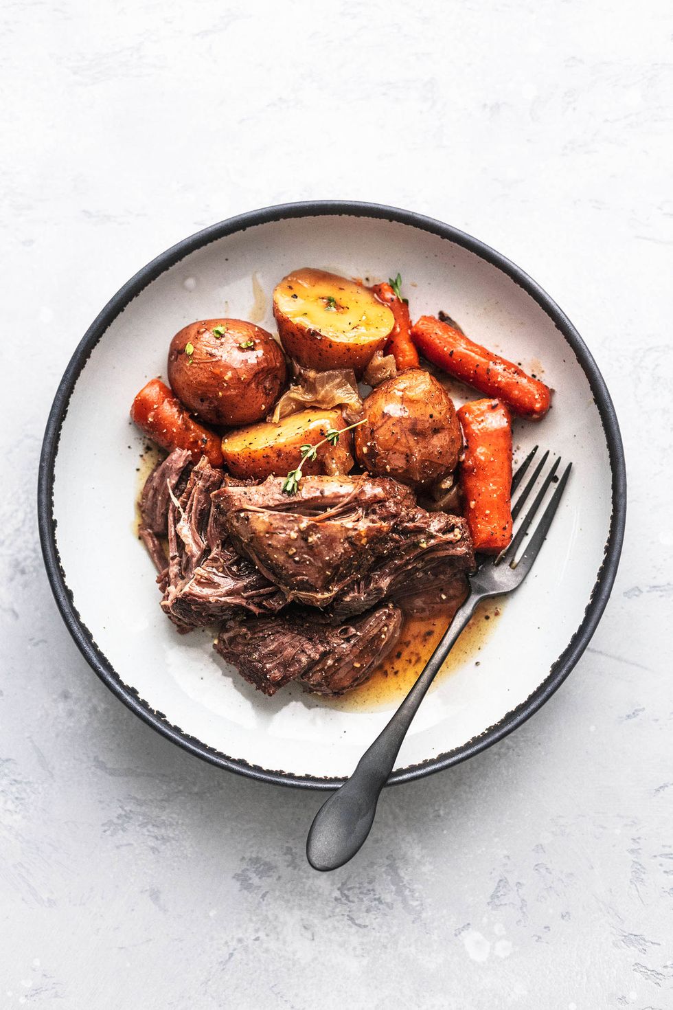 https://hips.hearstapps.com/hmg-prod/images/slow-cooker-beef-recipes-roast-1577738202.jpg?crop=1xw:1xh;center,top&resize=980:*