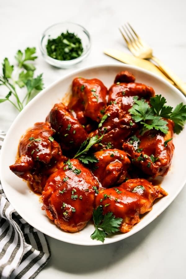 https://hips.hearstapps.com/hmg-prod/images/slow-cooker-chicken-recipes-slow-cooker-bbq-chicken-thighs-657359b6eb2e0.jpeg