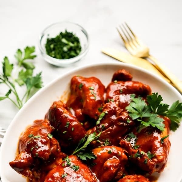 https://hips.hearstapps.com/hmg-prod/images/slow-cooker-chicken-recipes-slow-cooker-bbq-chicken-thighs-657359b6eb2e0.jpeg?crop=1.00xw:0.667xh;0,0.217xh&resize=980:*