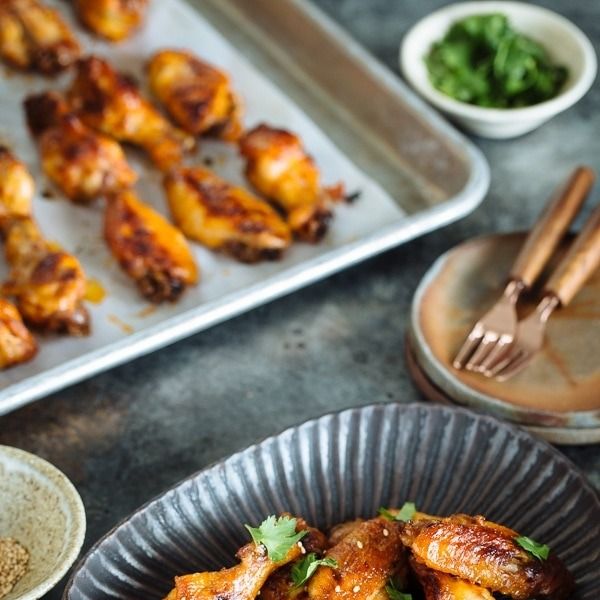 https://hips.hearstapps.com/hmg-prod/images/slow-cooker-chicken-recipes-sriracha-chili-chicken-wings-65735b8339501.jpeg?crop=1.00xw:0.667xh;0,0.280xh&resize=980:*