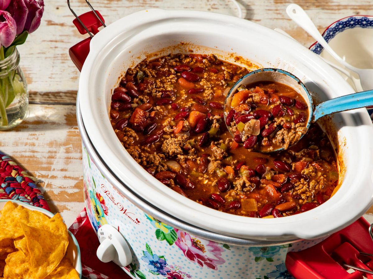 https://hips.hearstapps.com/hmg-prod/images/slow-cooker-chili-recipe-1643902383.jpg?crop=0.8891666666666667xw:1xh;center,top&resize=1200:*