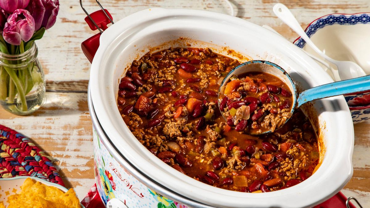 How to make chili in a slow cooker