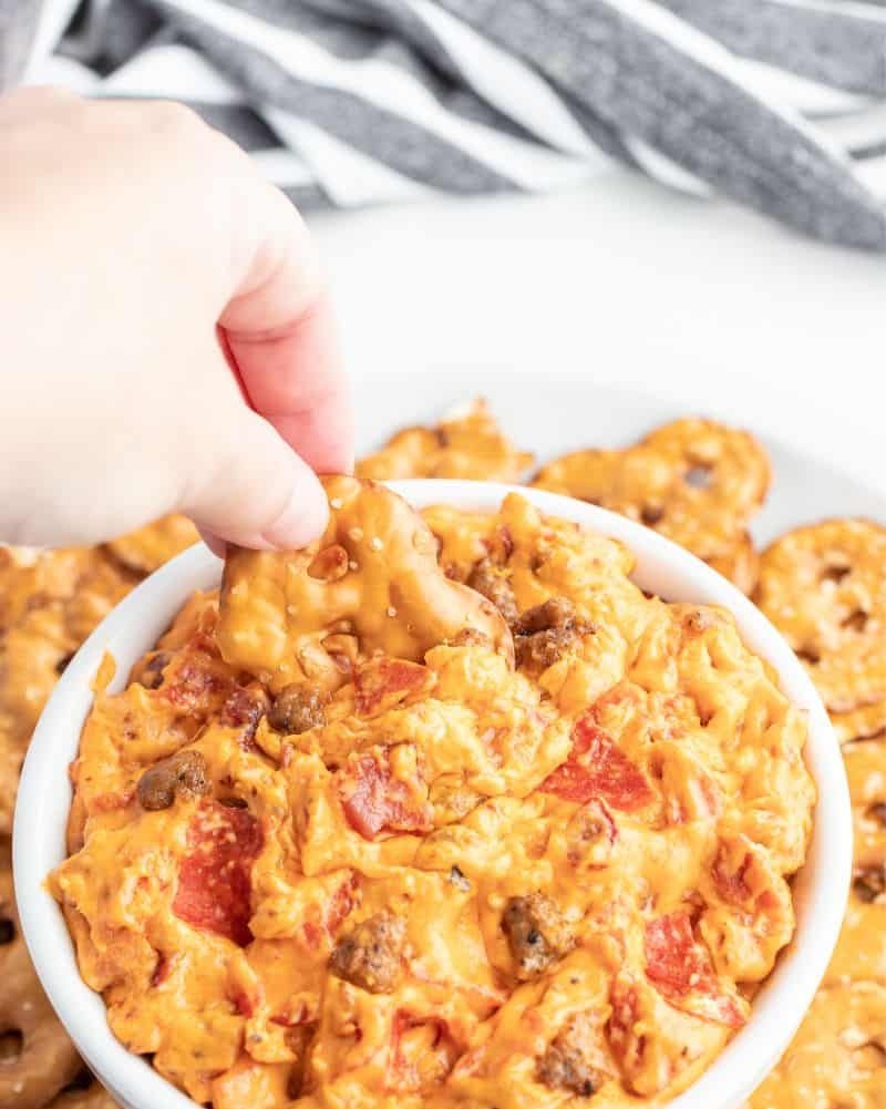 https://hips.hearstapps.com/hmg-prod/images/slow-cooker-dips-meat-lovers-crock-pot-pizza-dip-1670966715.jpeg?crop=1.00xw:0.834xh;0,0.166xh&resize=980:*
