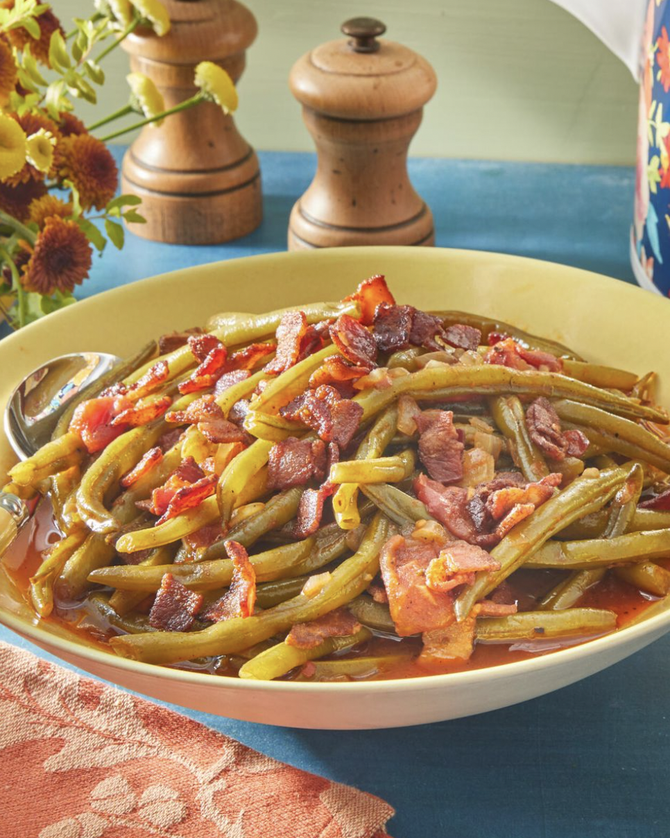 https://hips.hearstapps.com/hmg-prod/images/slow-cooker-green-beans-6595ca15671c3.png?crop=0.7999999999999999xw:1xh;center,top&resize=980:*