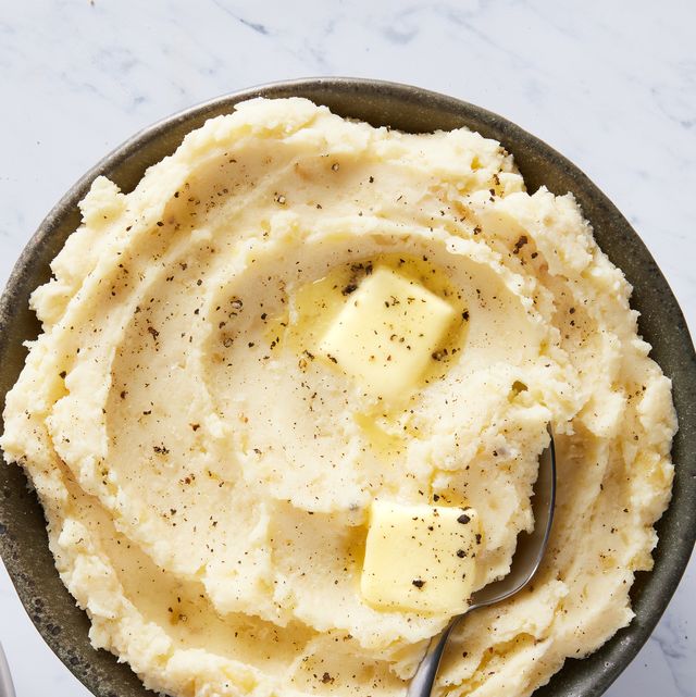 https://hips.hearstapps.com/hmg-prod/images/slow-cooker-mashed-potatoes-vertical-65271047757e7.jpg?crop=1.00xw:0.801xh;0,0.0885xh&resize=640:*
