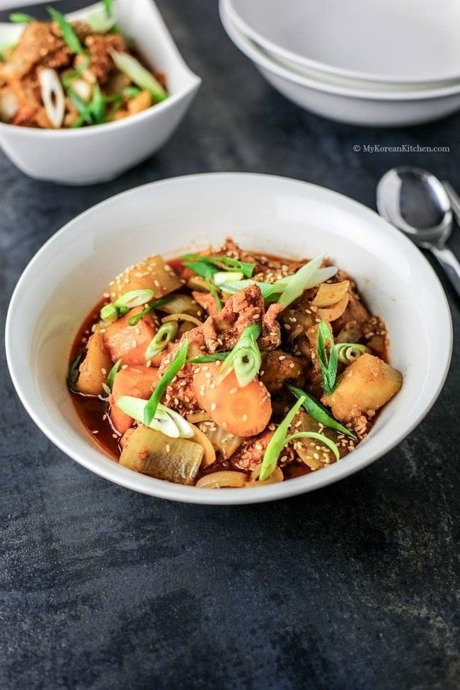 https://hips.hearstapps.com/hmg-prod/images/slow-cooker-recipes-slow-cooker-spicy-korean-chicken-657360159809a.jpg?crop=0.844xw:0.563xh;0.0731xw,0.229xh&resize=980:*