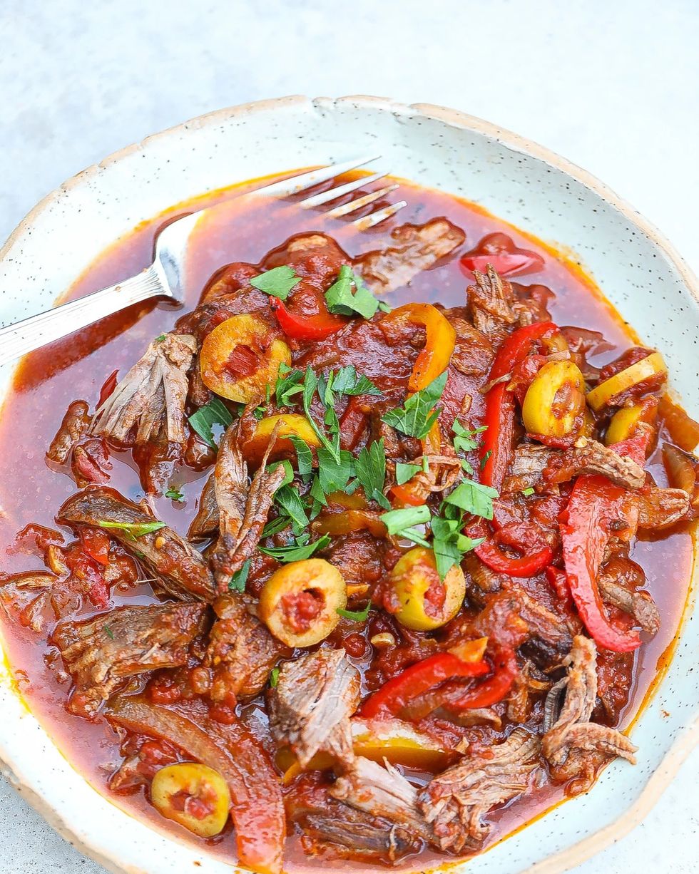 https://hips.hearstapps.com/hmg-prod/images/slow-cooker-soup-recipes-ropa-vieja-64cd0a570aece.jpg?crop=1.00xw:0.834xh;0,0.0556xh&resize=980:*