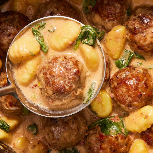 https://hips.hearstapps.com/hmg-prod/images/slow-cooker-tuscan-chicken-meatballs-with-gnocchi-index-64665b26edacd.jpg?crop=0.502xw:1.00xh;0.168xw,0&resize=640:*