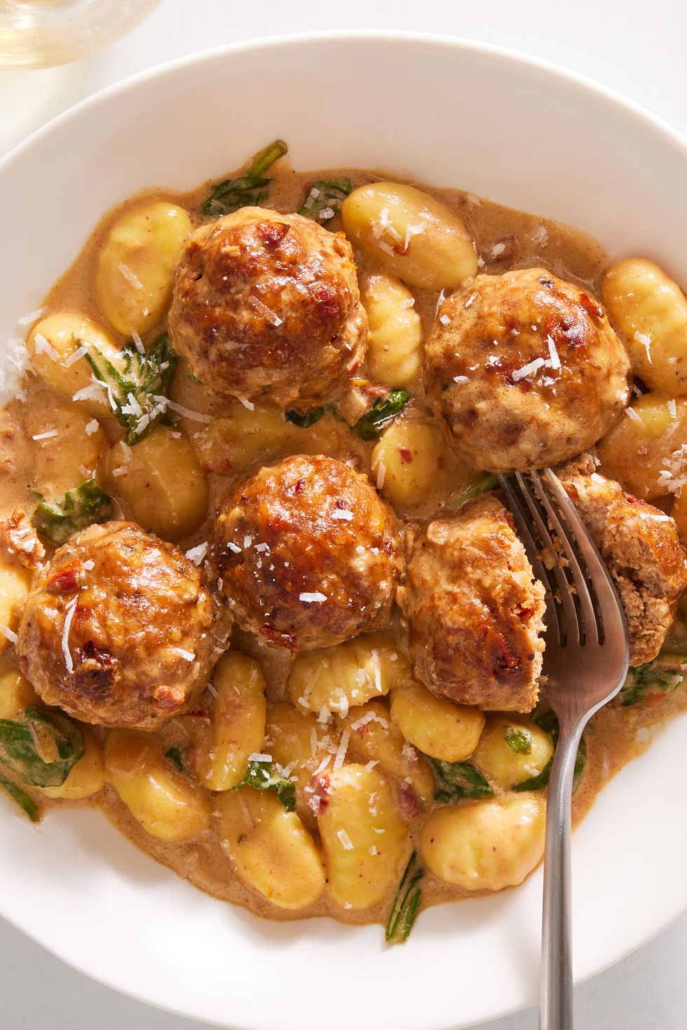 https://hips.hearstapps.com/hmg-prod/images/slow-cooker-tuscan-chicken-meatballs-with-gnocchi-secondary-64665b26ed479.jpg?crop=0.6666666666666666xw:1xh;center,top&resize=980:*