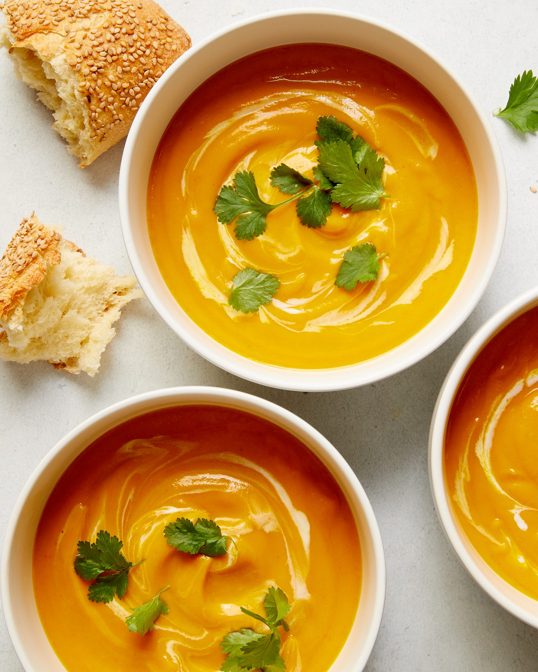 crema de calabaza vegana en olla de cocción lenta