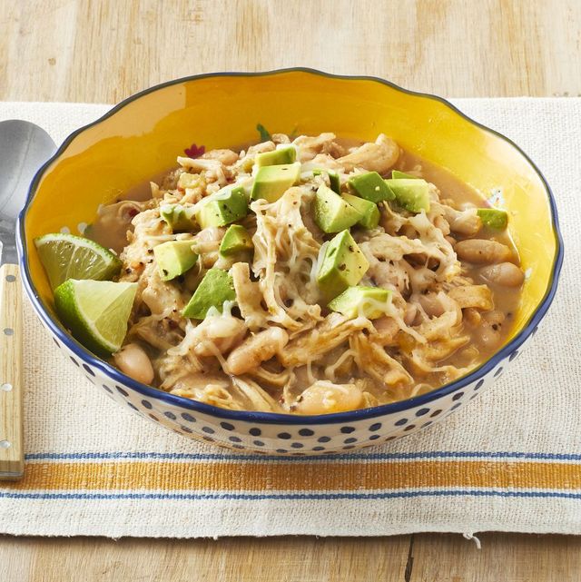 https://hips.hearstapps.com/hmg-prod/images/slow-cooker-white-chicken-chili-1592943093.jpg?crop=1.00xw:0.802xh;0,0.130xh&resize=640:*