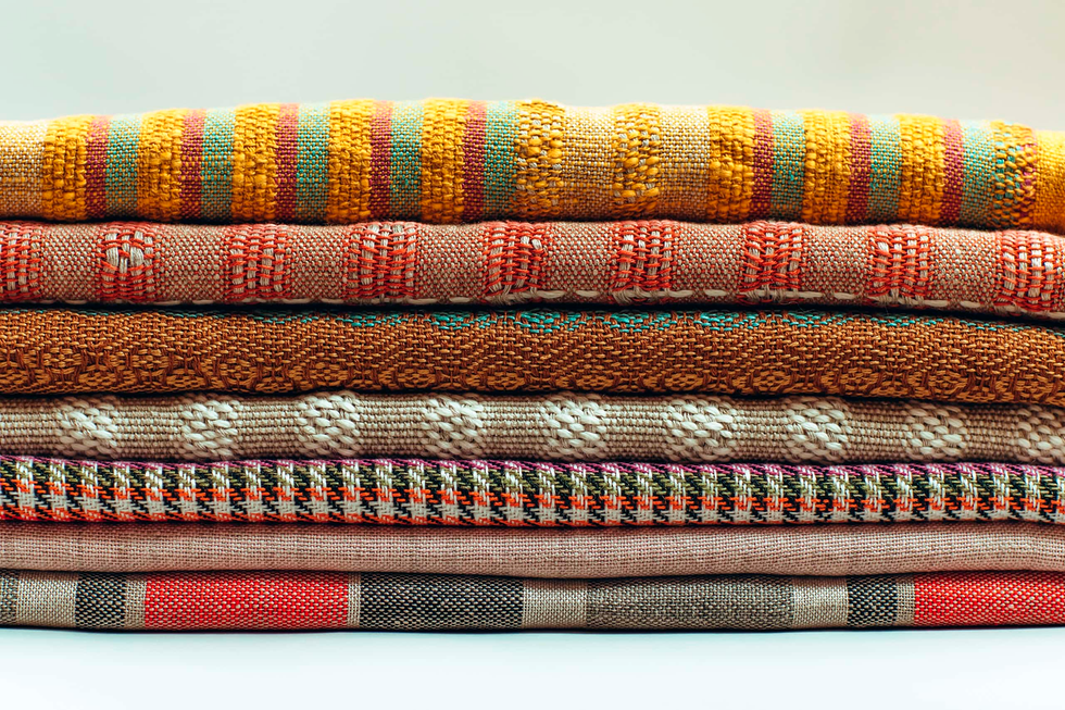 telas dobladas de lino de slow loom con muchos colores vivos