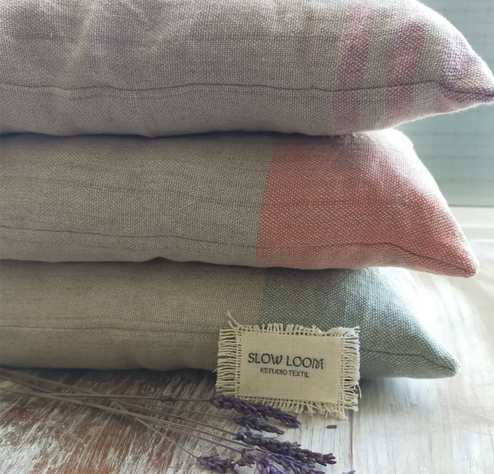 tres cojines de lino de colores de slow loom en fila