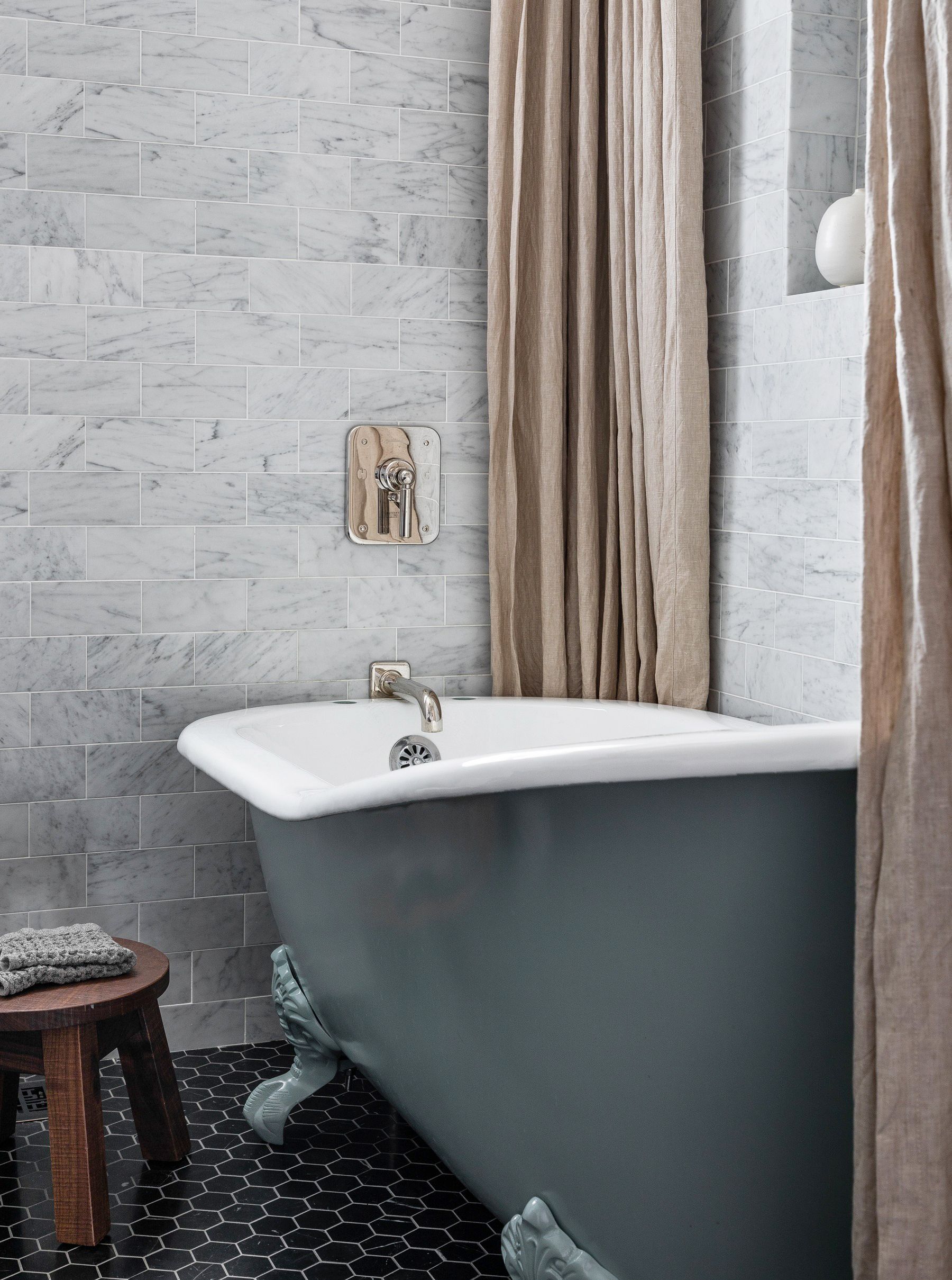 https://hips.hearstapps.com/hmg-prod/images/small-bathroom-heidi-caillier-design-seattle-interior-designer-ballard-cottage-clawfoot-tub-1580235535.jpg