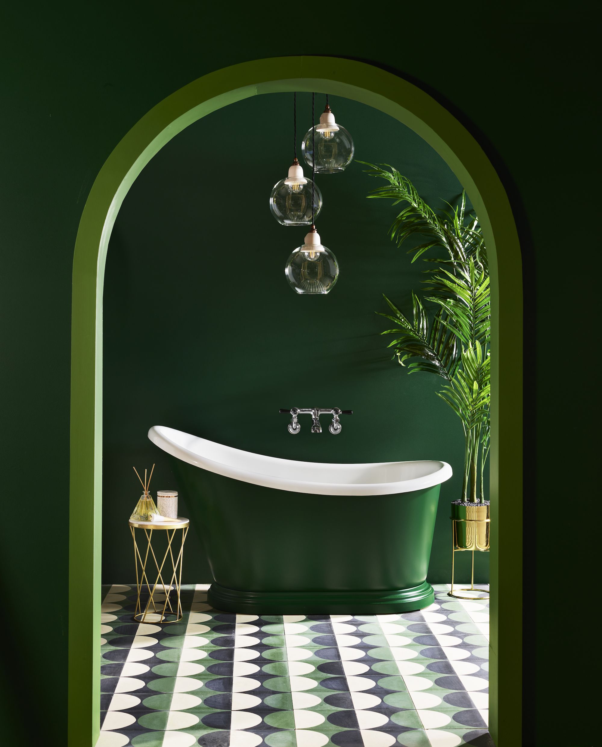 https://hips.hearstapps.com/hmg-prod/images/small-bathroom-ideas-bath-tub-green-64c1534c477d7.jpg