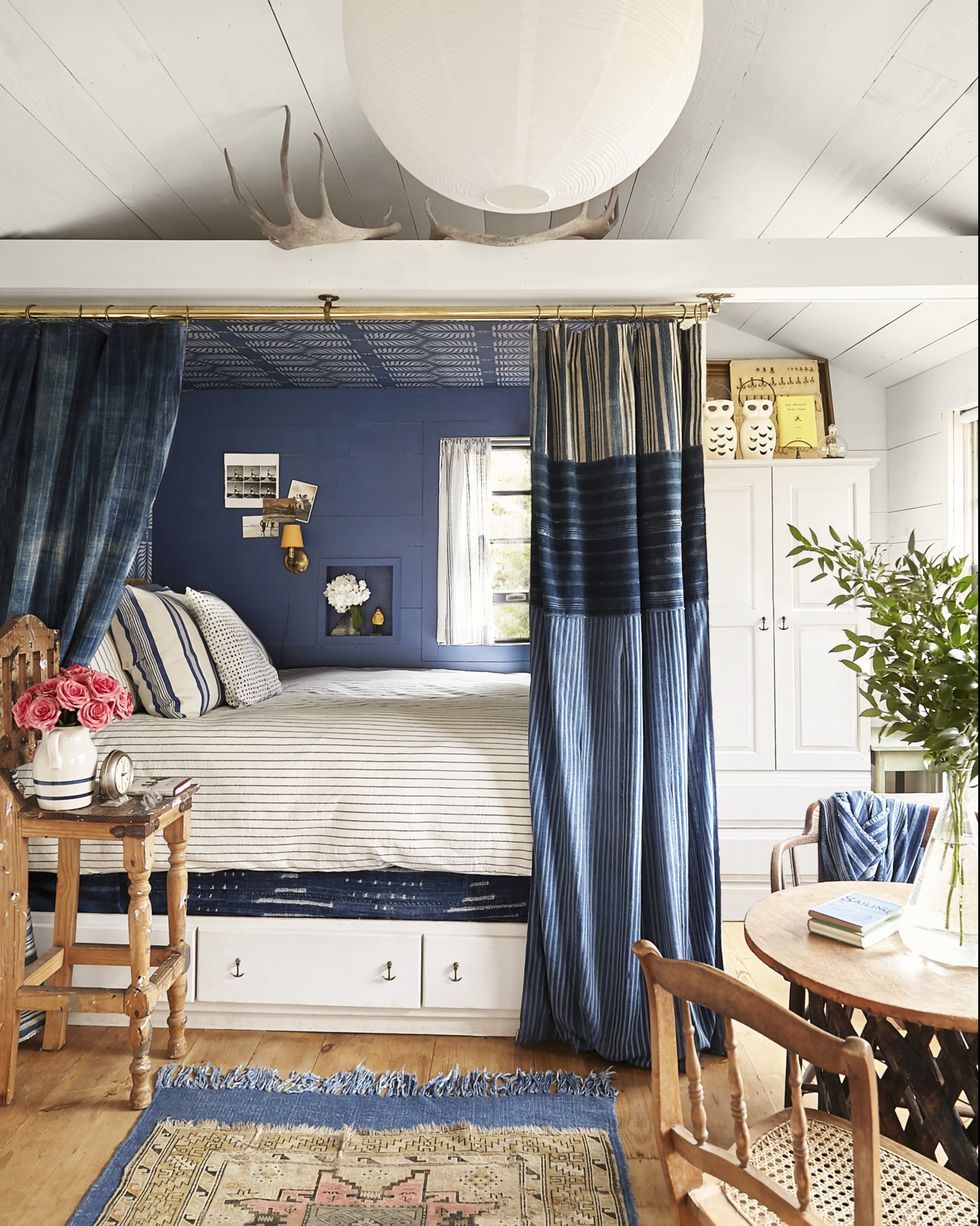 https://hips.hearstapps.com/hmg-prod/images/small-bedroom-ideas-built-in-bed-1587071031.jpg