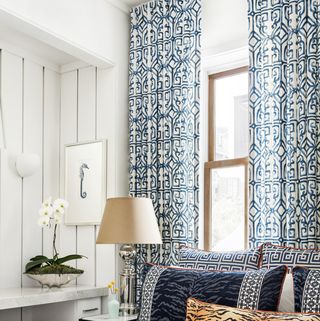 primary bedroom
a cambria quartz desktop suits the
sophisticated mood, but “doesn’t
ever require resealing, reconditioning,
or polishing,” says yip
bedding and drapery fabrics
vern yip for trend lamp rh