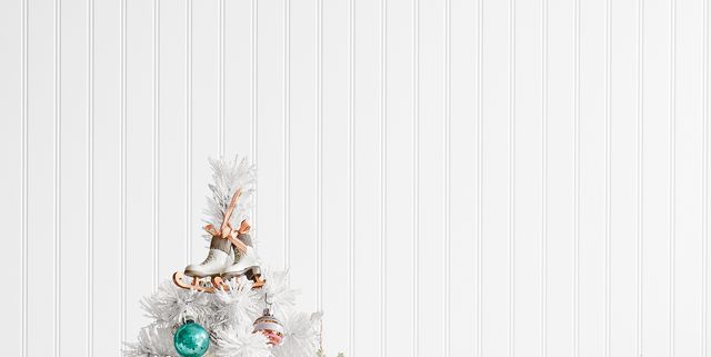 Trang trí cây thông Noel trắng sẽ mang đến cho ngôi nhà của bạn một không gian lãng mạn, tinh khôi và đầy sang trọng. Hãy cùng xem qua bộ sưu tập trang trí cây thông Noel trắng độc đáo, đẹp mắt và dễ thương để tìm được nguồn cảm hứng và ý tưởng trang trí cho mùa Giáng sinh sắp đến.