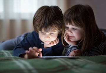 niños con tablet entretenidos