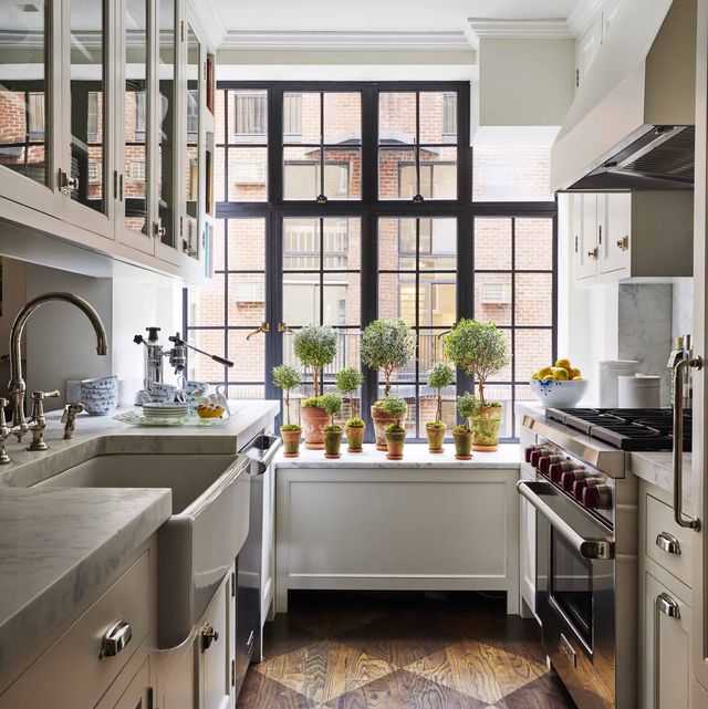 https://hips.hearstapps.com/hmg-prod/images/small-kitchen-barfield-thompson-new-york-1640623792.jpg?crop=1.00xw:0.668xh;0,0.182xh&resize=640:*