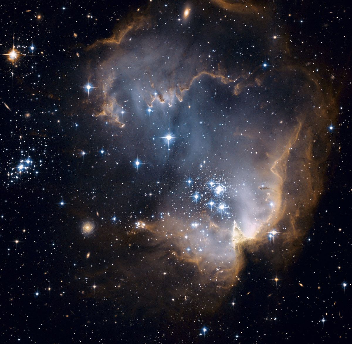 In deze opname van ruimtetelescoop Hubble is te zien hoe in een regio met veel stervorming binnen de Grote Magelhaense Wolk een lege holte is geblazen door de krachtige straling van pasgeboren sterren