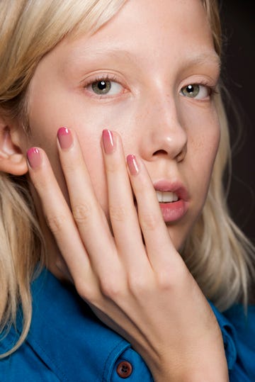 modella con manicure rosa