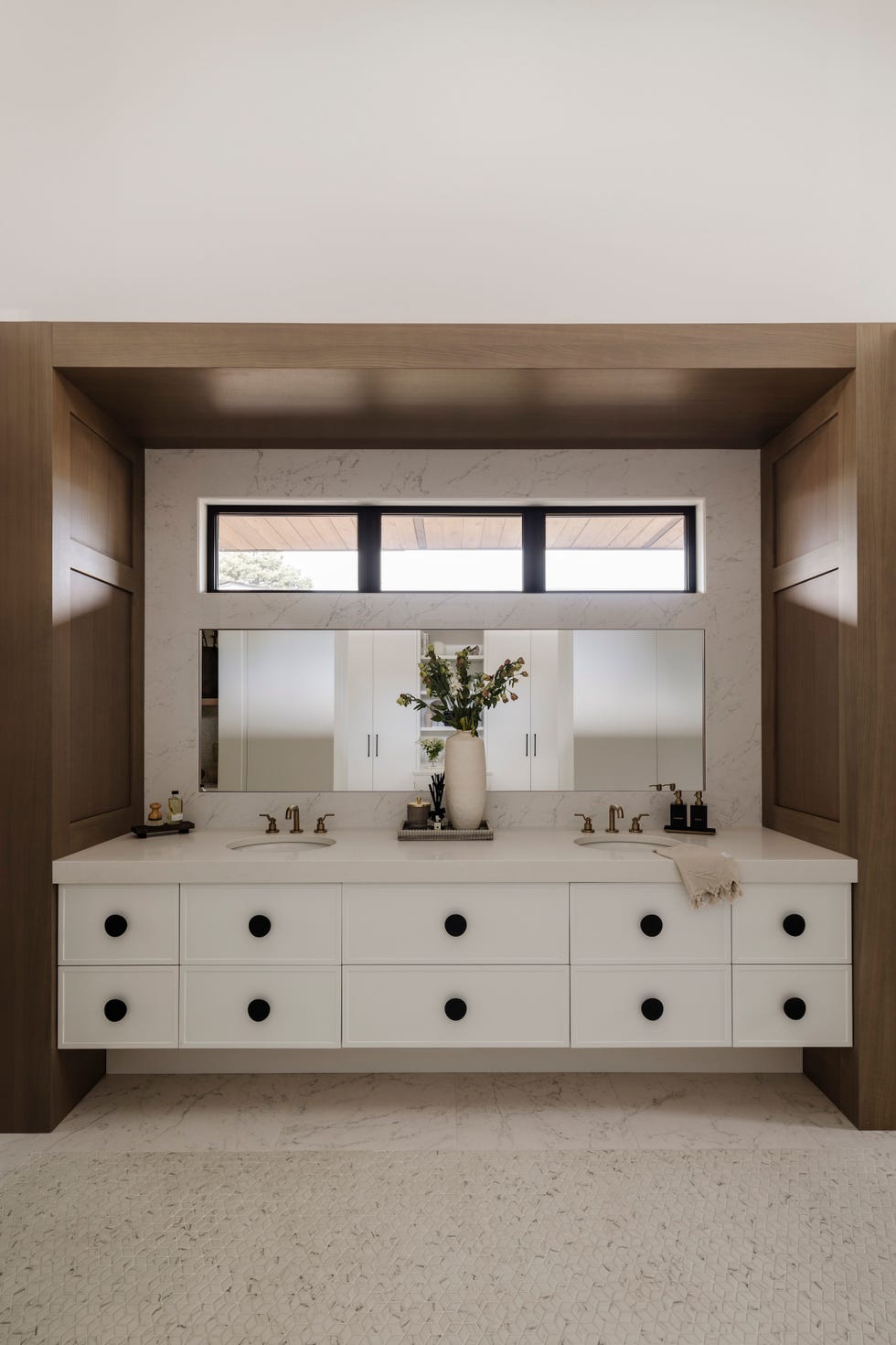 vivienda familiar que combina madera, metales brunidos y diseno a medida para vivir con estilo y funcionalidad