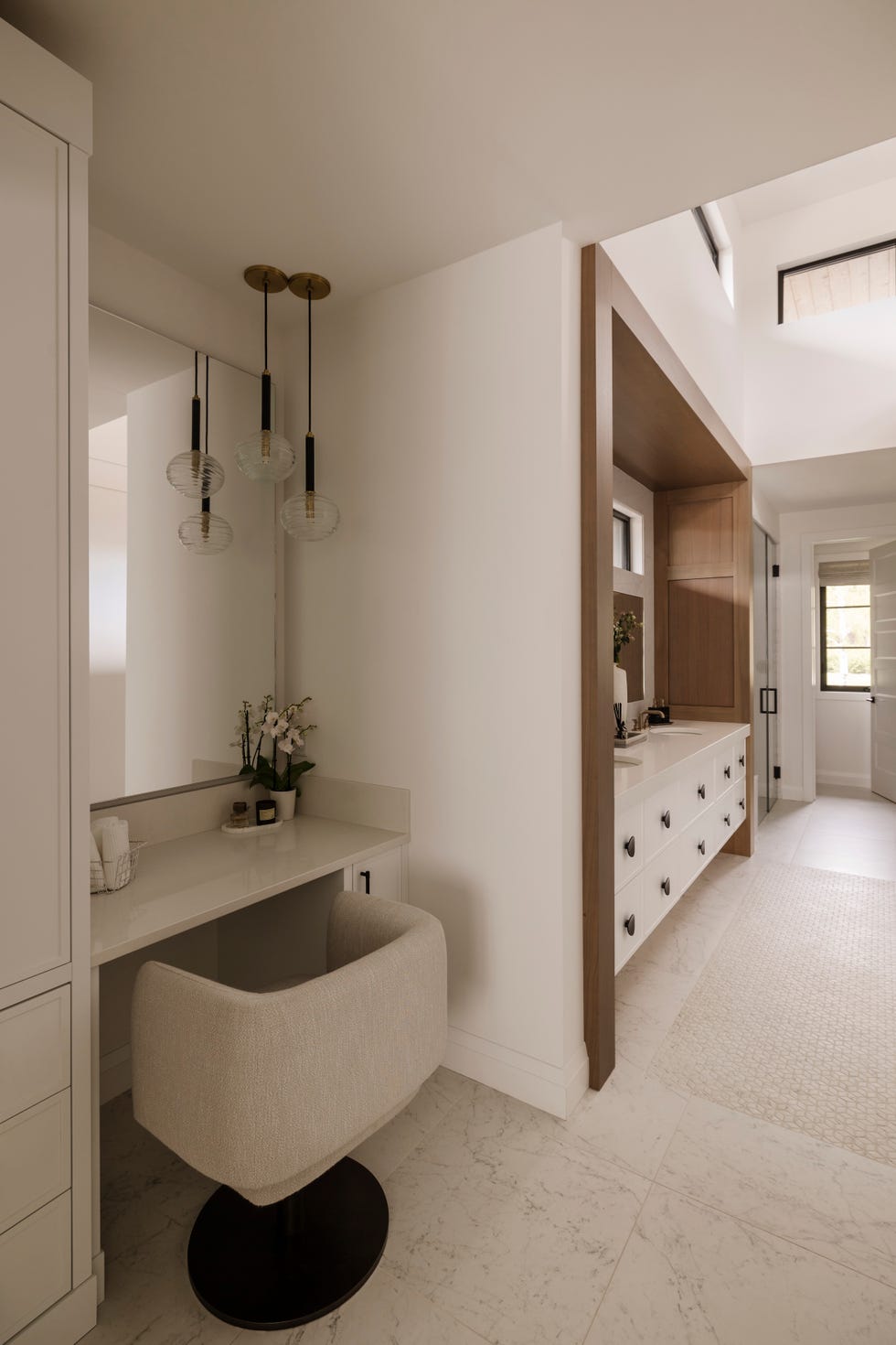vivienda familiar que combina madera, metales brunidos y diseno a medida para vivir con estilo y funcionalidad