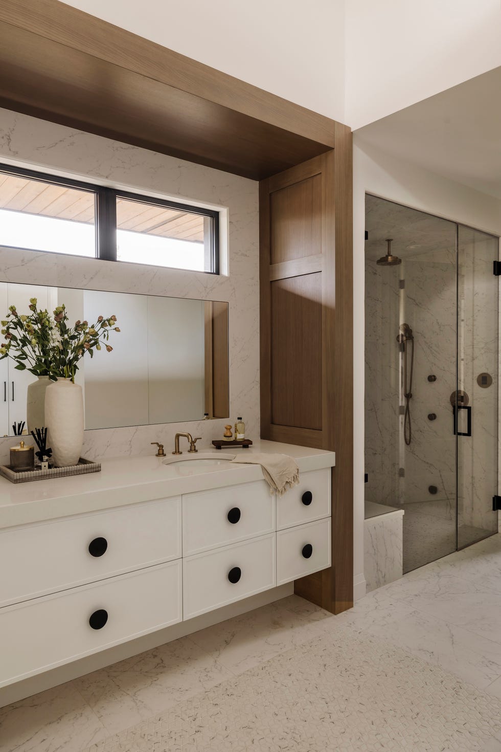 vivienda familiar que combina madera, metales brunidos y diseno a medida para vivir con estilo y funcionalidad