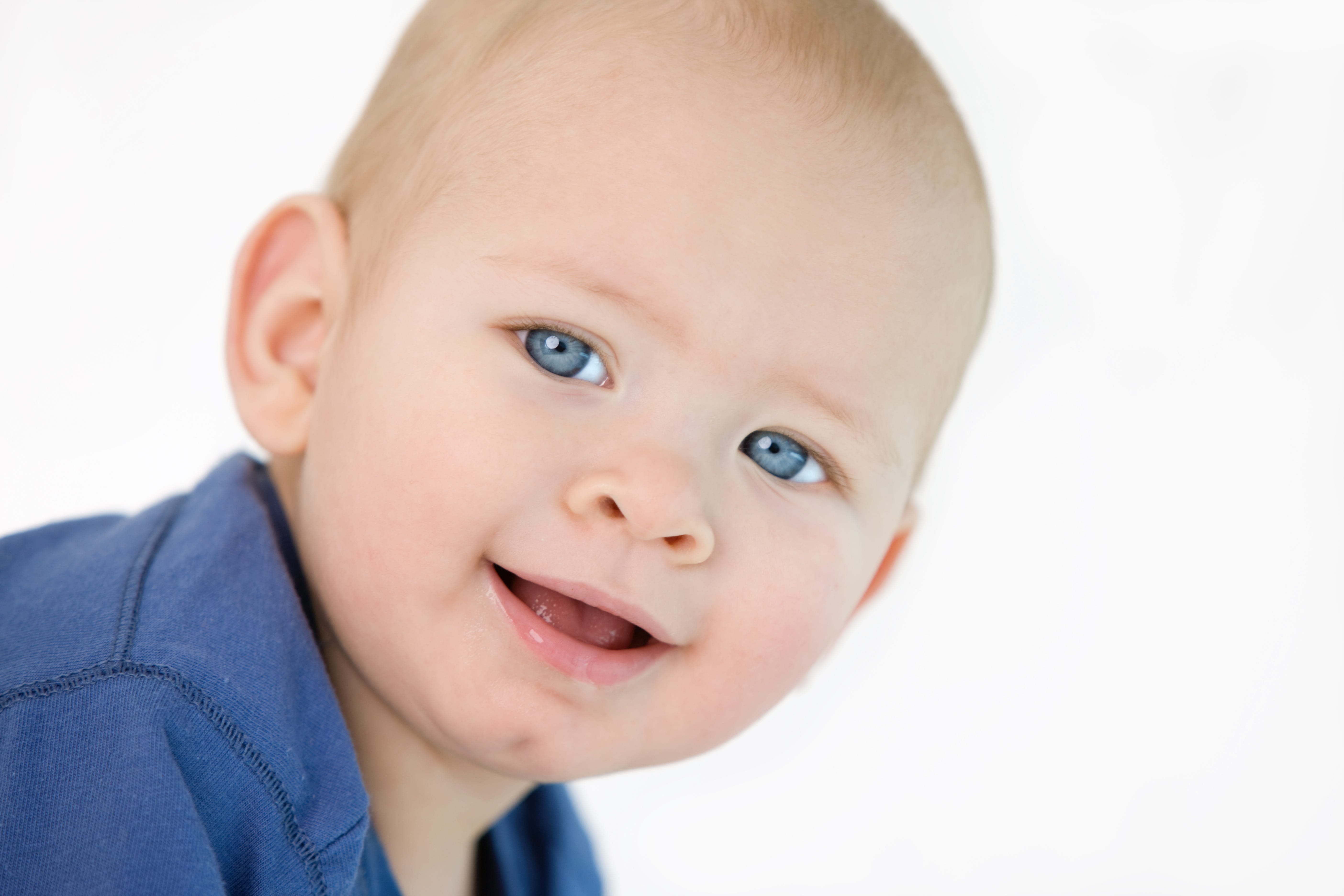 niño con hoyo en barbilla y ojos claros