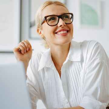 mujer con camisa y gafas