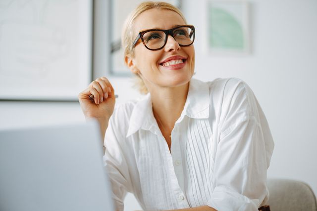 mujer con camisa y gafas