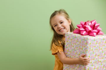 niña feliz con regalo grande