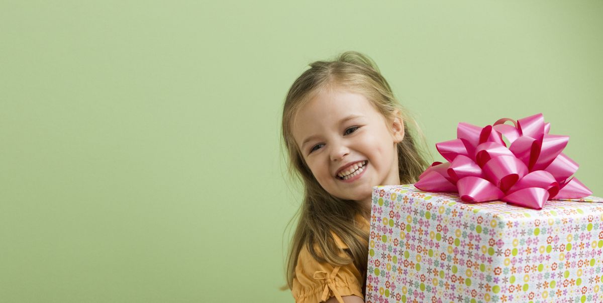 Летний сюрприз. Подарки для детей. Подарок для девочки. Ребенок радуется подарку. Подарки на день рождения девочке.