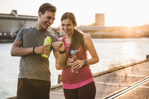 un hombre y una mujer paseando