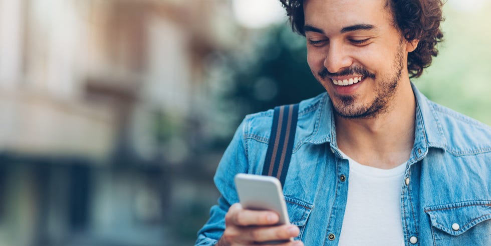 Hombre sonriente con teléfono inteligente hombre sonriente con teléfono inteligente