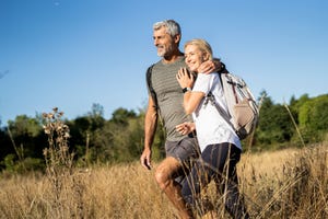 pareja dando un paseo en plena naturaleza