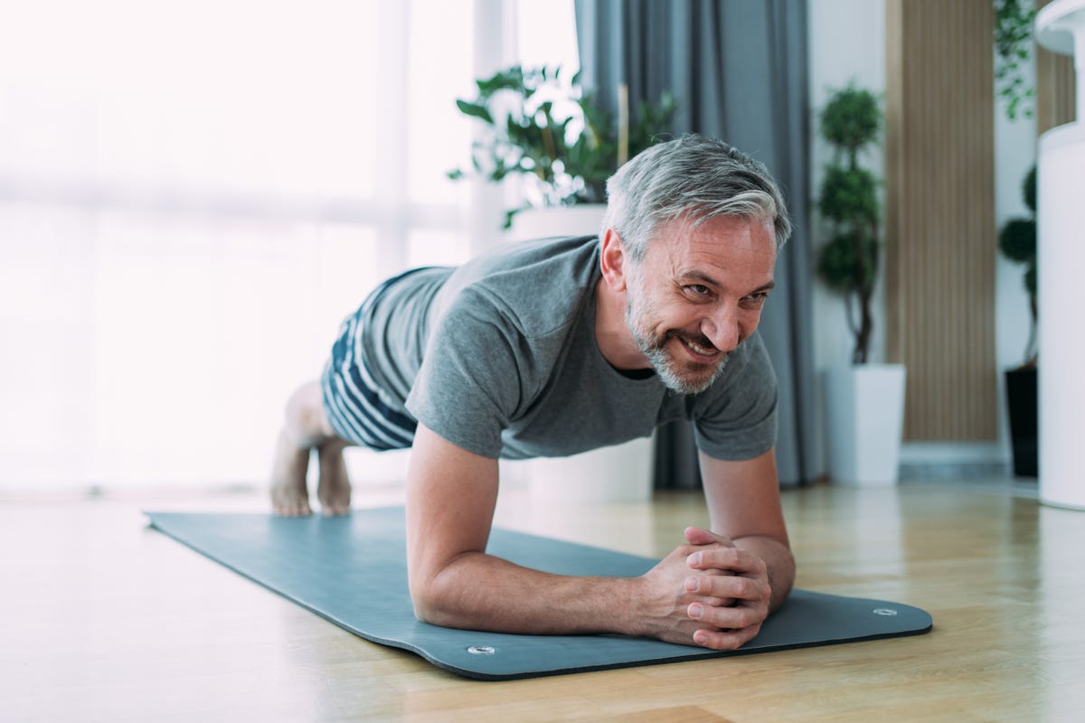 Los 5 mejores ejercicios según un entrenador personal para potenciar la  longevidad y vivir más años pasados los 50