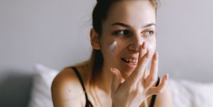 オイリー肌（脂性肌）の改善方法を皮膚科医が伝授！「ニキビができやすい」「鼻の頭やおでこが常にテカってしまう」というオイリー肌のお悩み。実は、日々の活動内容や環境、ホルモンなどが肌の状態に影響してくるそう。敏感肌にもやさしい正しいスキンケア方法を参考にしてみて！