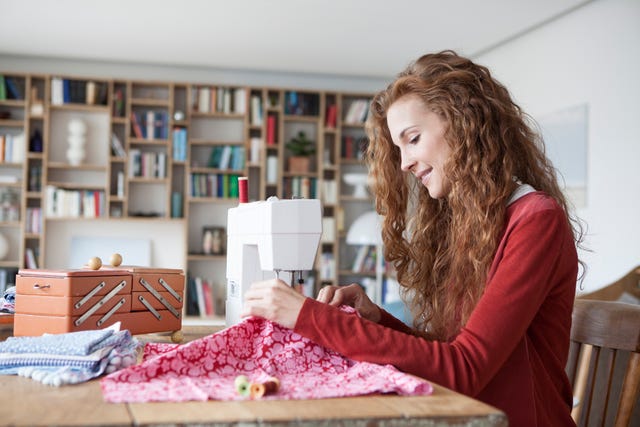 mujer cosiendo con maquina de coser