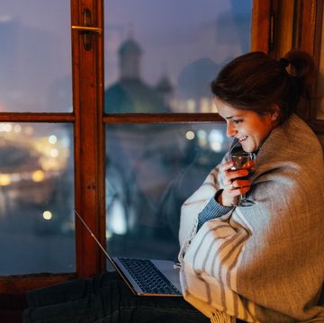 vrouw kijkt film achter laptop